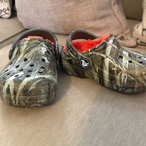 NWOT fleece lined camo crocs